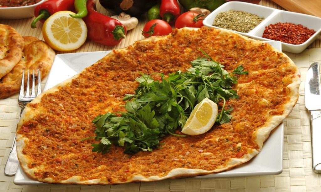 Turkish Food: Lahmacun