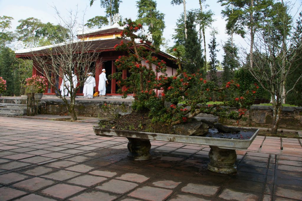 visit Thien Mu Pagoda
