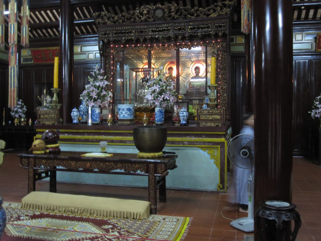 visit Thien Mu Pagoda